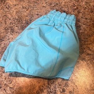 LULULEMON electric turquoise hotty hot shorts 2.5, size 6
